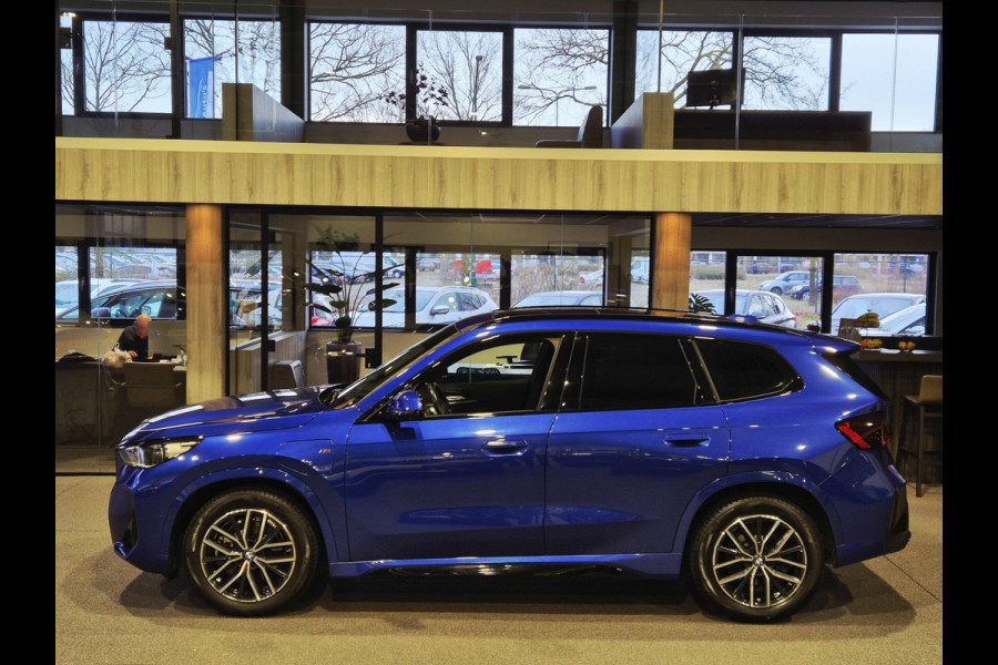 BMW X1 xDrive25e High Executive M-Sport | Panorama | HUD | 360 Camera | Stoelverwarming | Carplay/Android