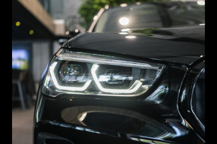BMW X1 sDrive20i 190pk Executive X-Line | Facelift | Panorama | Camera | HUD | Leder beige | Camera | NAP