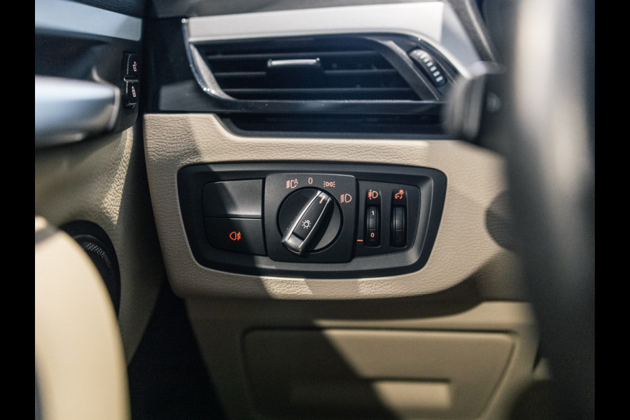 BMW X1 sDrive20i 190pk Executive X-Line | Facelift | Panorama | Camera | HUD | Leder beige | Camera | NAP