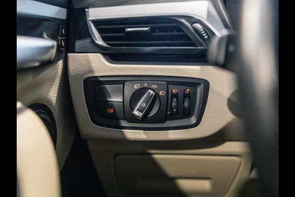 BMW X1 sDrive20i 190pk Executive X-Line | Facelift | Panorama | Camera | HUD | Leder beige | Camera | NAP