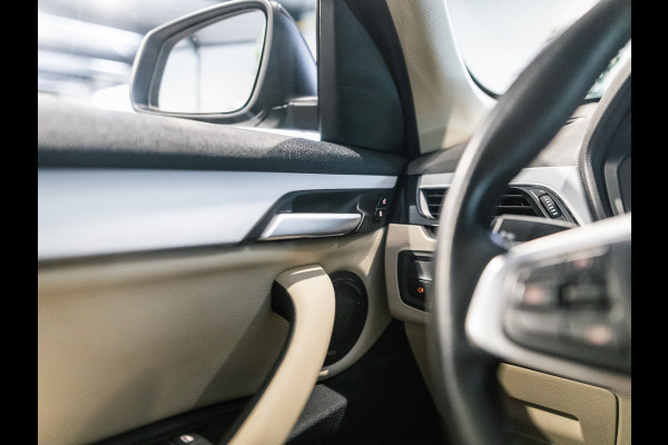 BMW X1 sDrive20i 190pk Executive X-Line | Facelift | Panorama | Camera | HUD | Leder beige | Camera | NAP