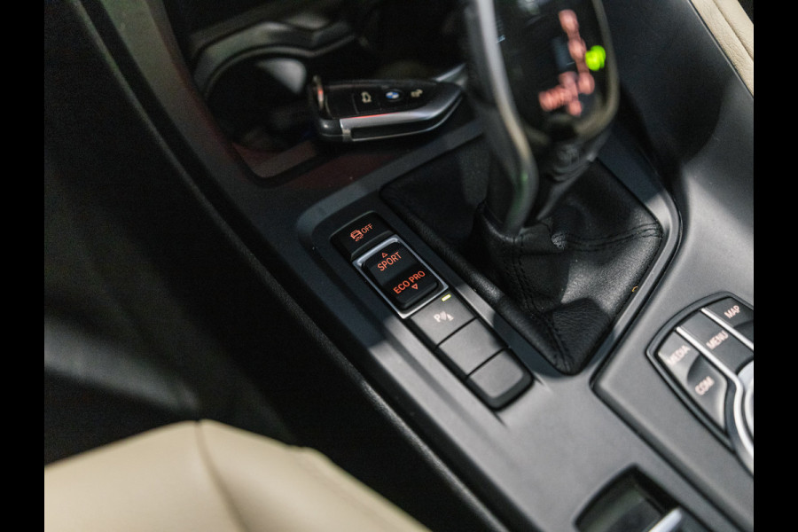 BMW X1 sDrive20i 190pk Executive X-Line | Facelift | Panorama | Camera | HUD | Leder beige | Camera | NAP
