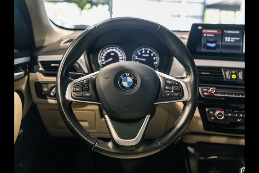 BMW X1 sDrive20i 190pk Executive X-Line | Facelift | Panorama | Camera | HUD | Leder beige | Camera | NAP