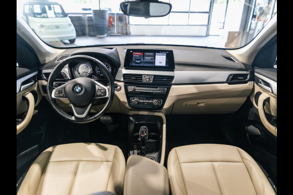 BMW X1 sDrive20i 190pk Executive X-Line | Facelift | Panorama | Camera | HUD | Leder beige | Camera | NAP