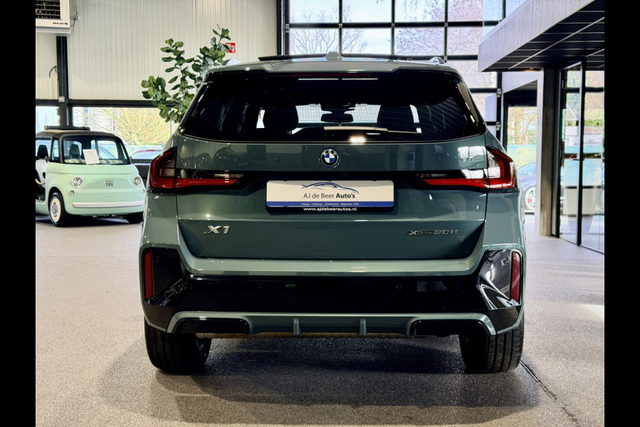 BMW X1 xDrive30e High Executive 326 pk M-Sport | Panorama | HUD | 360 Camera | Carplay/Android