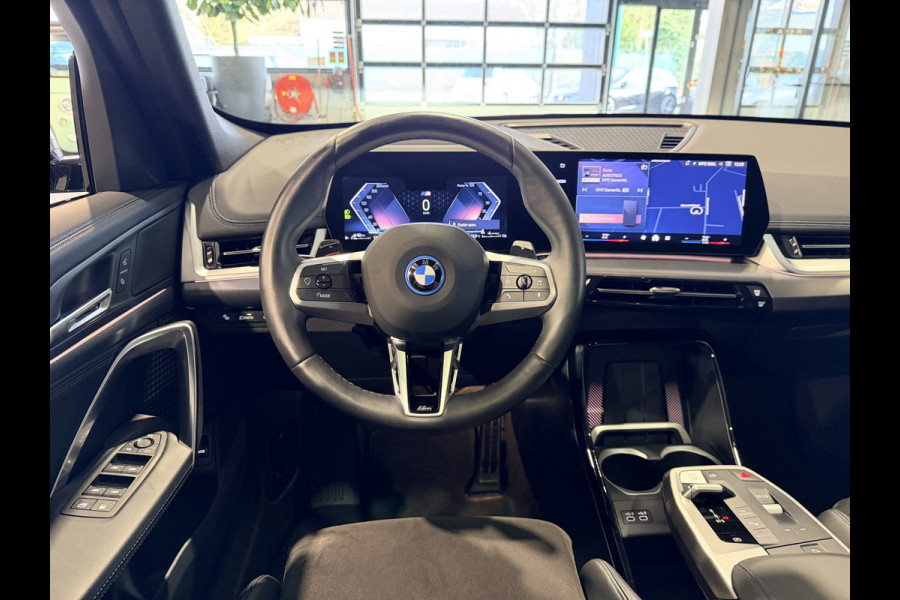 BMW X1 xDrive30e High Executive 326 pk M-Sport | Panorama | HUD | 360 Camera | Carplay/Android