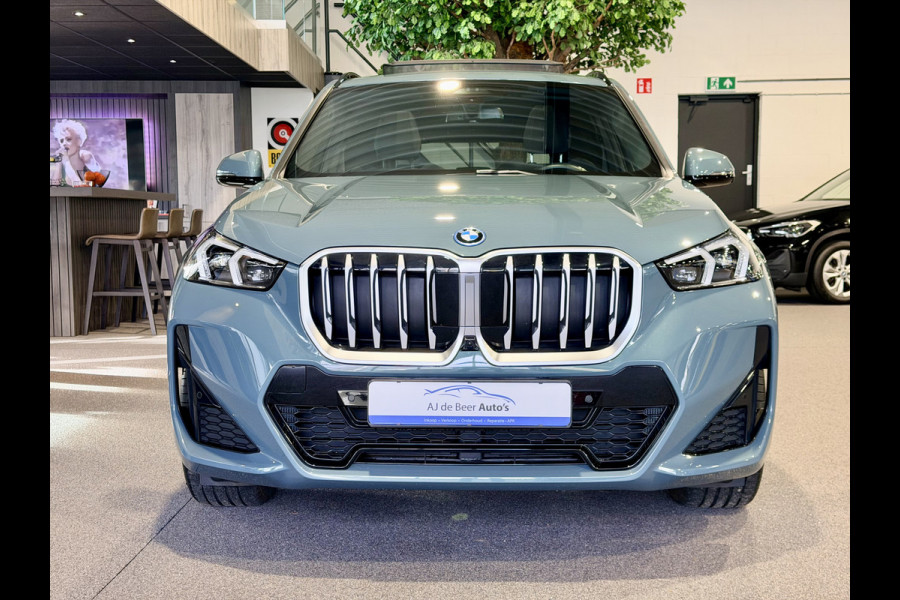 BMW X1 xDrive30e High Executive 326 pk M-Sport | Panorama | HUD | 360 Camera | Carplay/Android