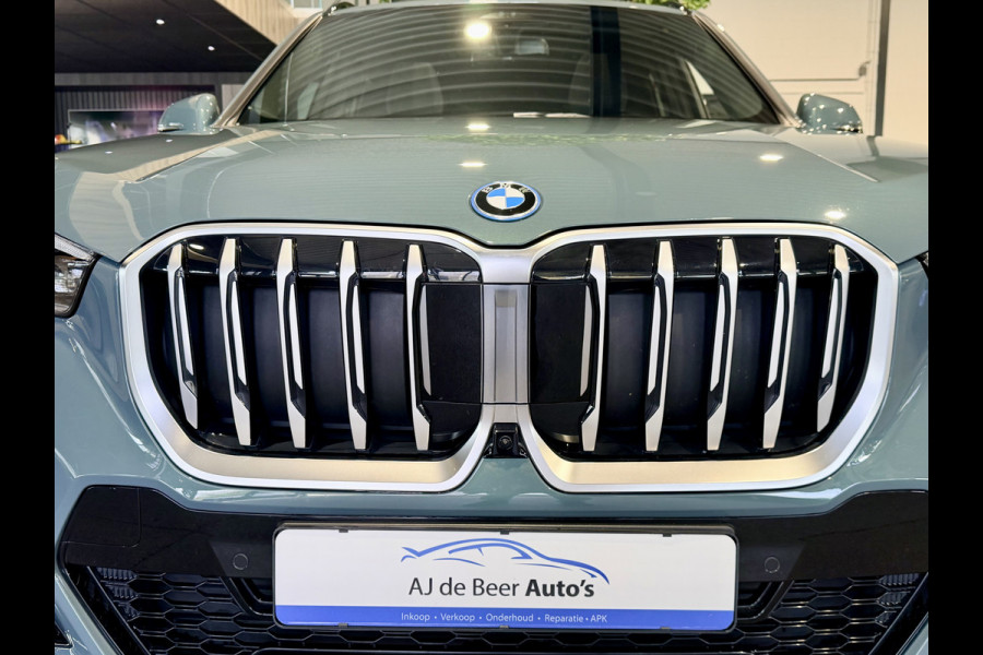 BMW X1 xDrive30e High Executive 326 pk M-Sport | Panorama | HUD | 360 Camera | Carplay/Android
