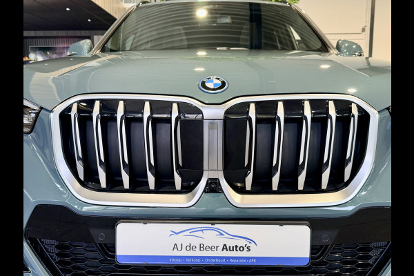 BMW X1 xDrive30e High Executive 326 pk M-Sport | Panorama | HUD | 360 Camera | Carplay/Android