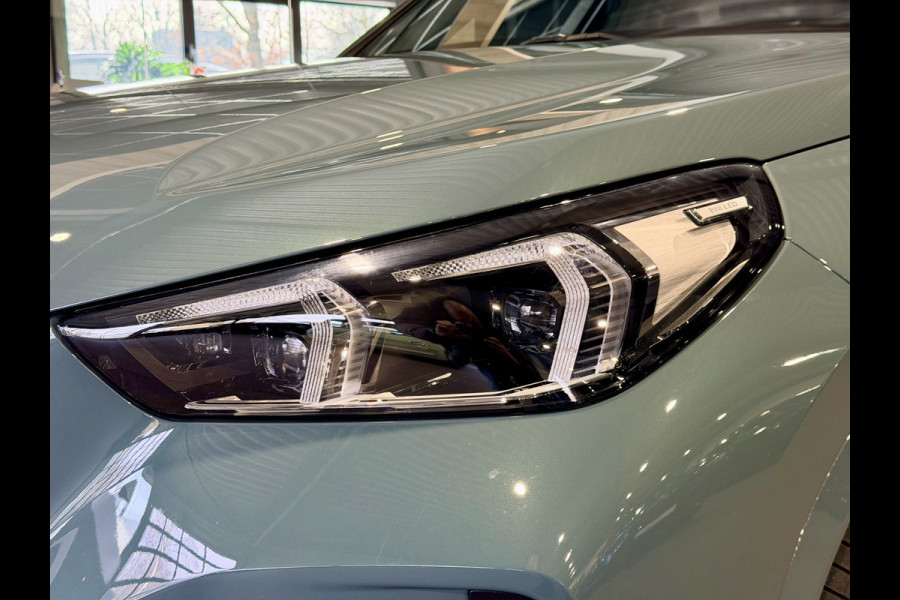 BMW X1 xDrive30e High Executive 326 pk M-Sport | Panorama | HUD | 360 Camera | Carplay/Android