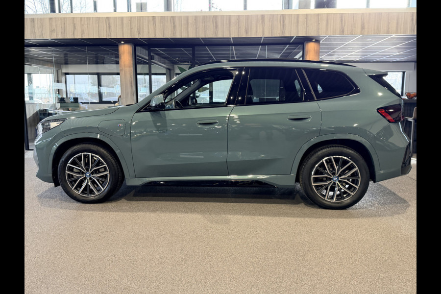 BMW X1 xDrive30e High Executive 326 pk M-Sport | Panorama | HUD | 360 Camera | Carplay/Android