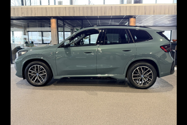 BMW X1 xDrive30e High Executive 326 pk M-Sport | Panorama | HUD | 360 Camera | Carplay/Android