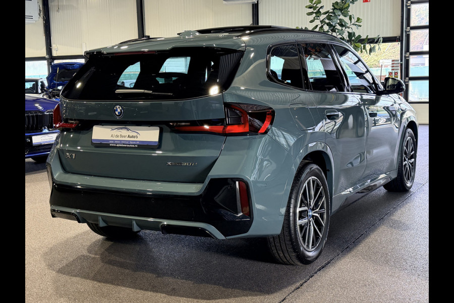 BMW X1 xDrive30e High Executive 326 pk M-Sport | Panorama | HUD | 360 Camera | Carplay/Android