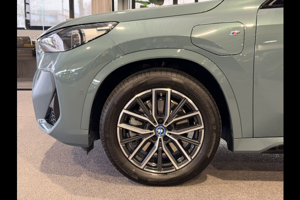 BMW X1 xDrive30e High Executive 326 pk M-Sport | Panorama | HUD | 360 Camera | Carplay/Android