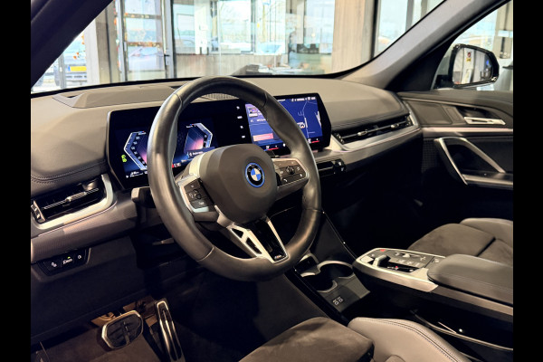 BMW X1 xDrive30e High Executive 326 pk M-Sport | Panorama | HUD | 360 Camera | Carplay/Android