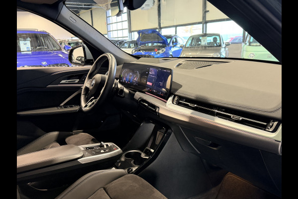BMW X1 xDrive30e High Executive 326 pk M-Sport | Panorama | HUD | 360 Camera | Carplay/Android