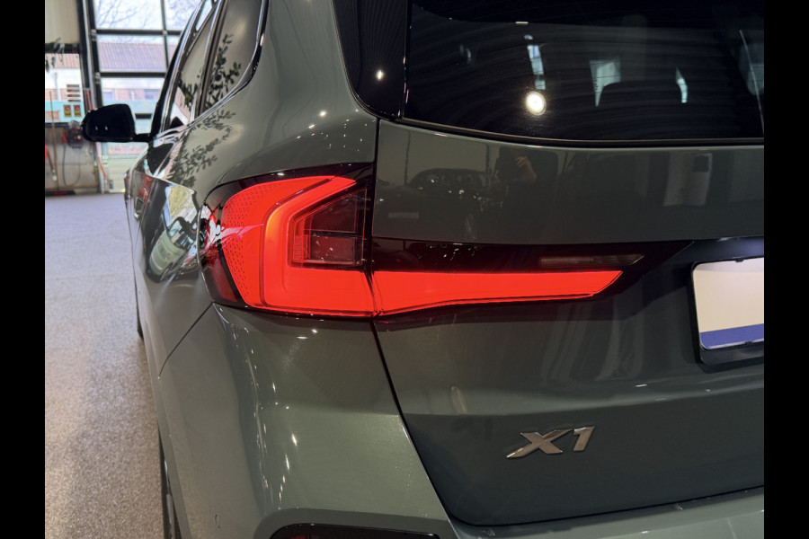 BMW X1 xDrive30e High Executive 326 pk M-Sport | Panorama | HUD | 360 Camera | Carplay/Android