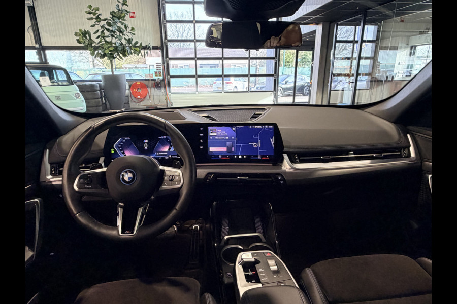 BMW X1 xDrive30e High Executive 326 pk M-Sport | Panorama | HUD | 360 Camera | Carplay/Android