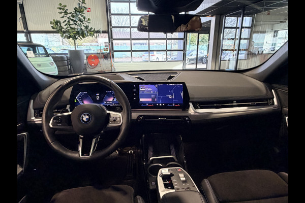 BMW X1 xDrive30e High Executive 326 pk M-Sport | Panorama | HUD | 360 Camera | Carplay/Android