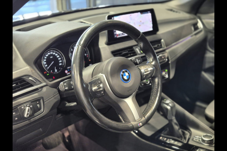 BMW X1 xDrive25e High Executive M-Sport | Panorama | 19” | Leder | HUD | Camera