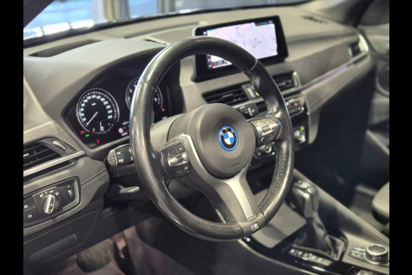 BMW X1 xDrive25e High Executive M-Sport | Panorama | 19” | Leder | HUD | Camera
