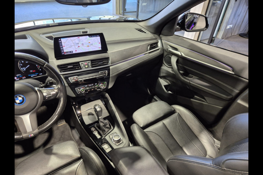 BMW X1 xDrive25e High Executive M-Sport | Panorama | 19” | Leder | HUD | Camera