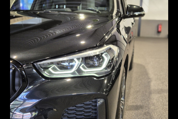 BMW X1 xDrive25e High Executive M-Sport | Panorama | 19” | Leder | HUD | Camera