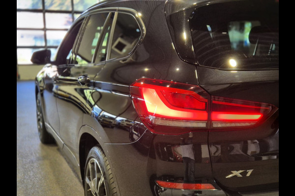 BMW X1 xDrive25e High Executive M-Sport | Panorama | 19” | Leder | HUD | Camera