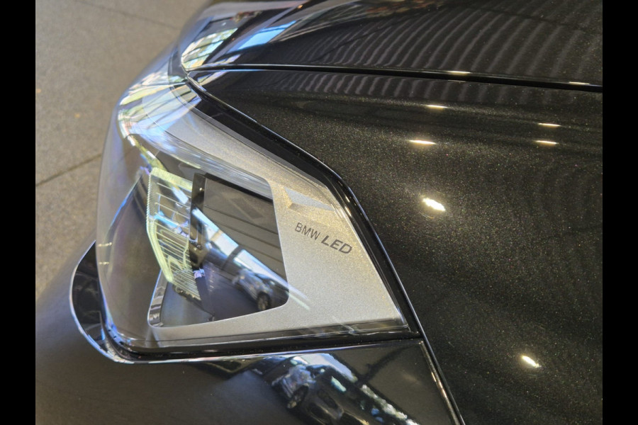 BMW X1 xDrive25e High Executive M-Sport | Panorama | 19” | Leder | HUD | Camera
