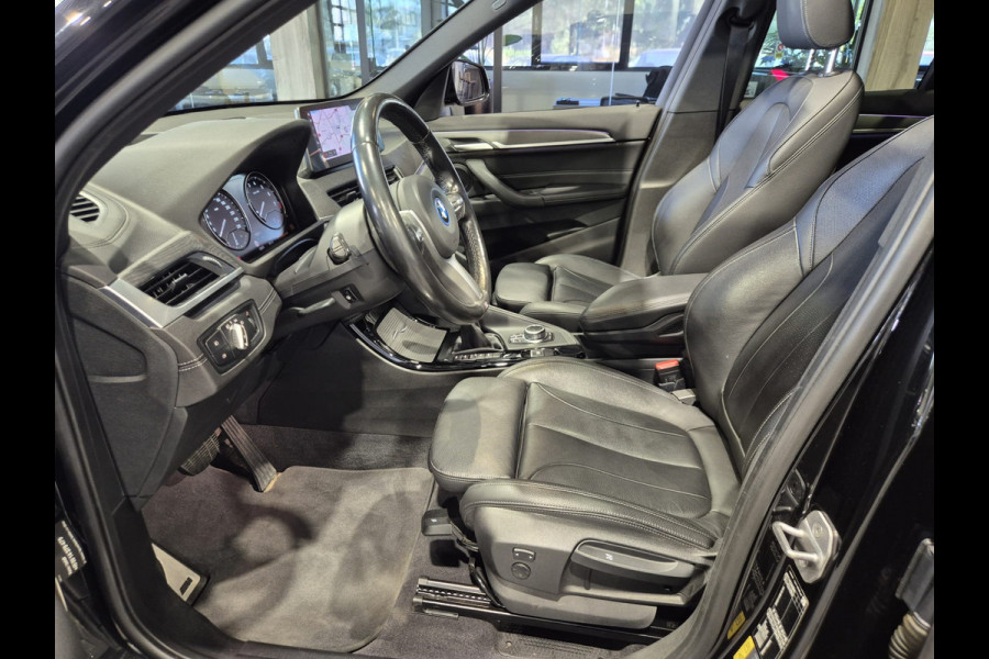 BMW X1 xDrive25e High Executive M-Sport | Panorama | 19” | Leder | HUD | Camera