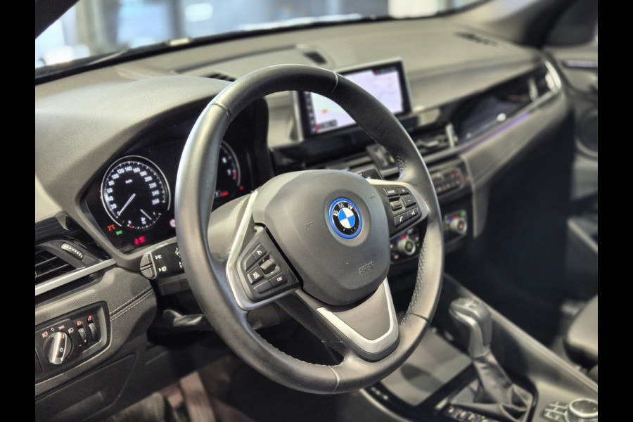 BMW X1 xDrive25e High Executive X-Line | Panorama | Trekhaak | Camera