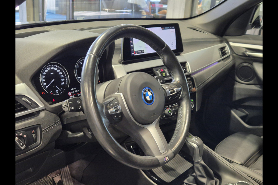 BMW X1 xDrive25e High Executive M-Sport | Panorama | 19” | Trekhaak | Camera | HUD | Stormbay metallic