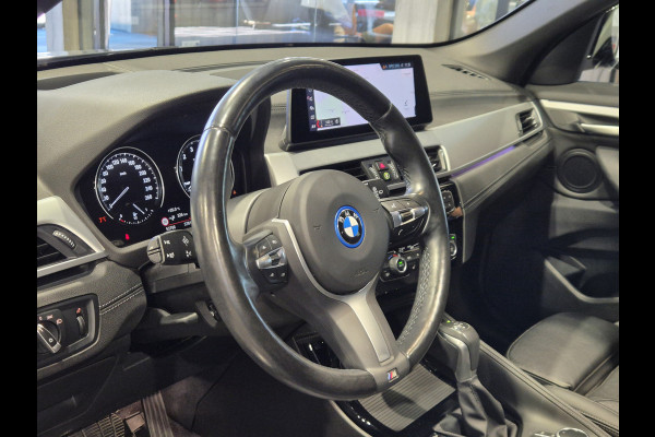 BMW X1 xDrive25e High Executive M-Sport | Panorama | 19” | Trekhaak | Camera | HUD | Stormbay metallic