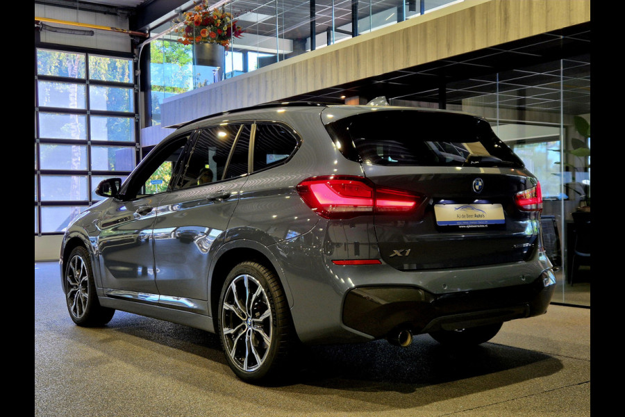 BMW X1 xDrive25e High Executive M-Sport | Panorama | 19” | Trekhaak | Camera | HUD | Stormbay metallic