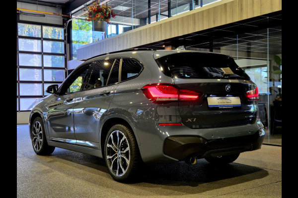 BMW X1 xDrive25e High Executive M-Sport | Panorama | 19” | Trekhaak | Camera | HUD | Stormbay metallic