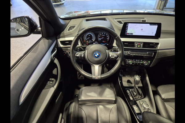 BMW X1 xDrive25e High Executive M-Sport | Panorama | 19” | Trekhaak | Camera | HUD | Stormbay metallic
