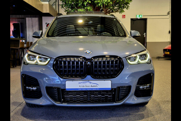 BMW X1 xDrive25e High Executive M-Sport | Panorama | 19” | Trekhaak | Camera | HUD | Stormbay metallic