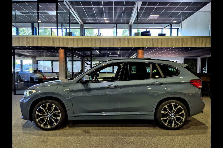 BMW X1 xDrive25e High Executive M-Sport | Panorama | 19” | Trekhaak | Camera | HUD | Stormbay metallic