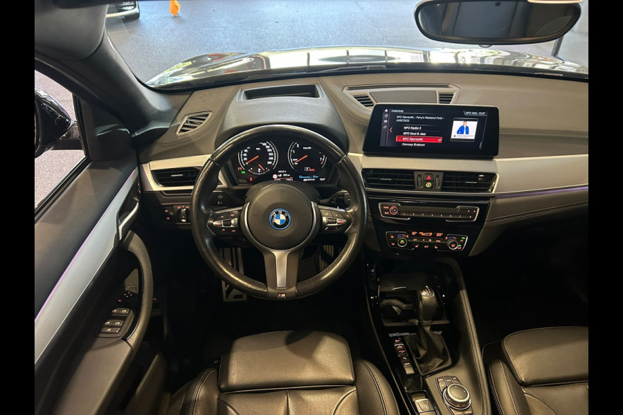 BMW X1 xDrive25e High Executive M-Sport | Panorama | 19” | Trekhaak | Camera | HUD | Stormbay metallic