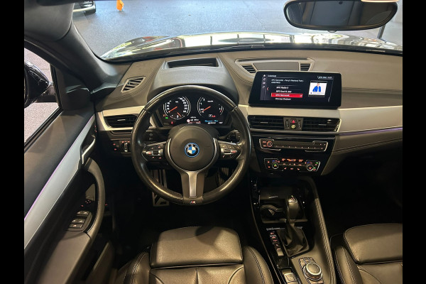 BMW X1 xDrive25e High Executive M-Sport | Panorama | 19” | Trekhaak | Camera | HUD | Stormbay metallic