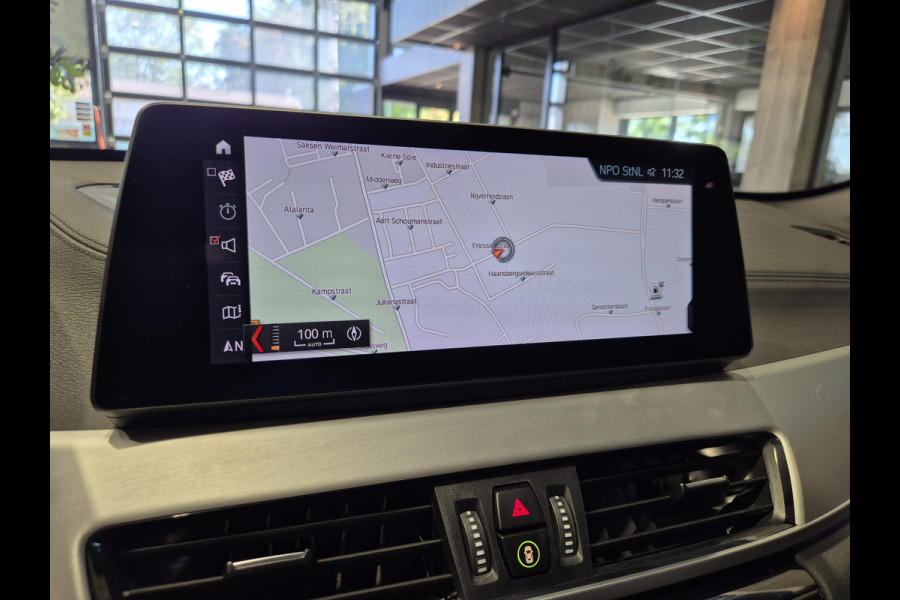 BMW X1 xDrive25e High Executive M-Sport | Panorama | 19” | Trekhaak | Camera | HUD | Stormbay metallic
