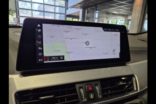 BMW X1 xDrive25e High Executive M-Sport | Panorama | 19” | Trekhaak | Camera | HUD | Stormbay metallic