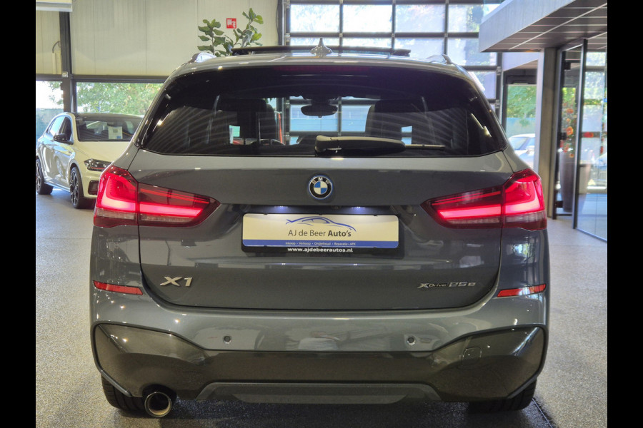 BMW X1 xDrive25e High Executive M-Sport | Panorama | 19” | Trekhaak | Camera | HUD | Stormbay metallic