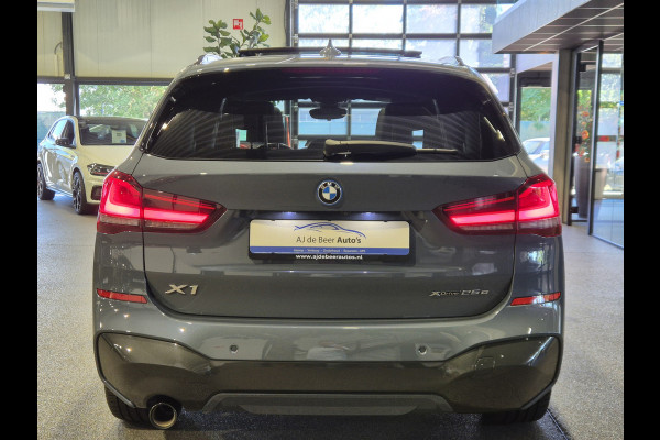 BMW X1 xDrive25e High Executive M-Sport | Panorama | 19” | Trekhaak | Camera | HUD | Stormbay metallic