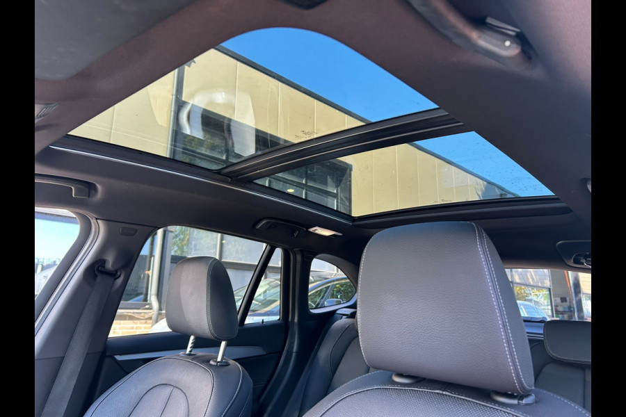 BMW X1 xDrive25e High Executive M-Sport | Panorama | 19” | Trekhaak | Camera | HUD | Stormbay metallic