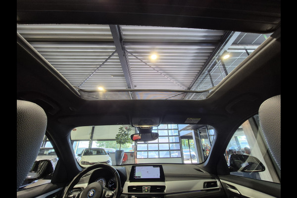 BMW X1 xDrive25e High Executive M-Sport | Panorama | 19” | Trekhaak | Camera | HUD | Stormbay metallic