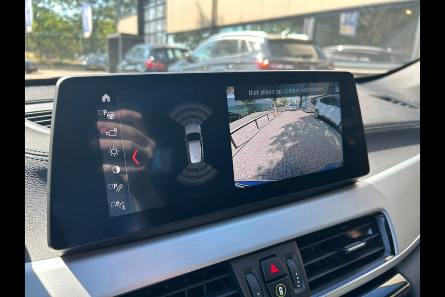 BMW X1 xDrive25e High Executive M-Sport | Panorama | 19” | Trekhaak | Camera | HUD | Stormbay metallic