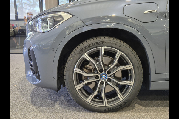 BMW X1 xDrive25e High Executive M-Sport | Panorama | 19” | Trekhaak | Camera | HUD | Stormbay metallic