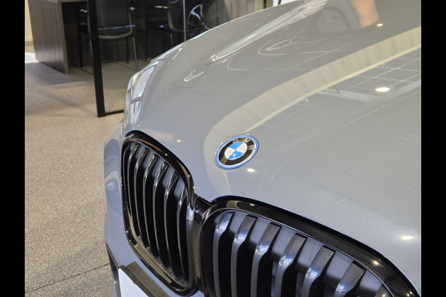 BMW X1 xDrive25e High Executive M-Sport | Panorama | 19” | Trekhaak | Camera | HUD | Stormbay metallic