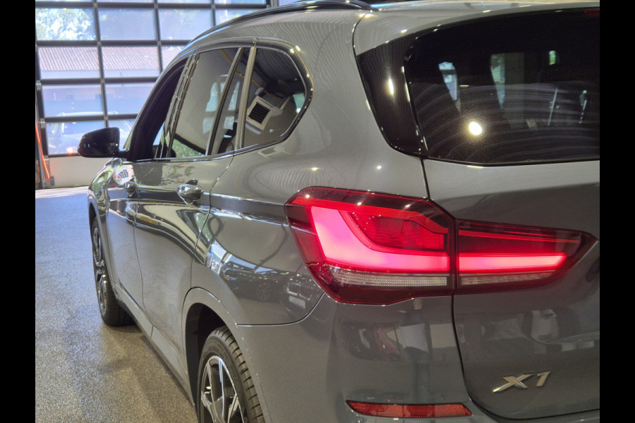 BMW X1 xDrive25e High Executive M-Sport | Panorama | 19” | Trekhaak | Camera | HUD | Stormbay metallic